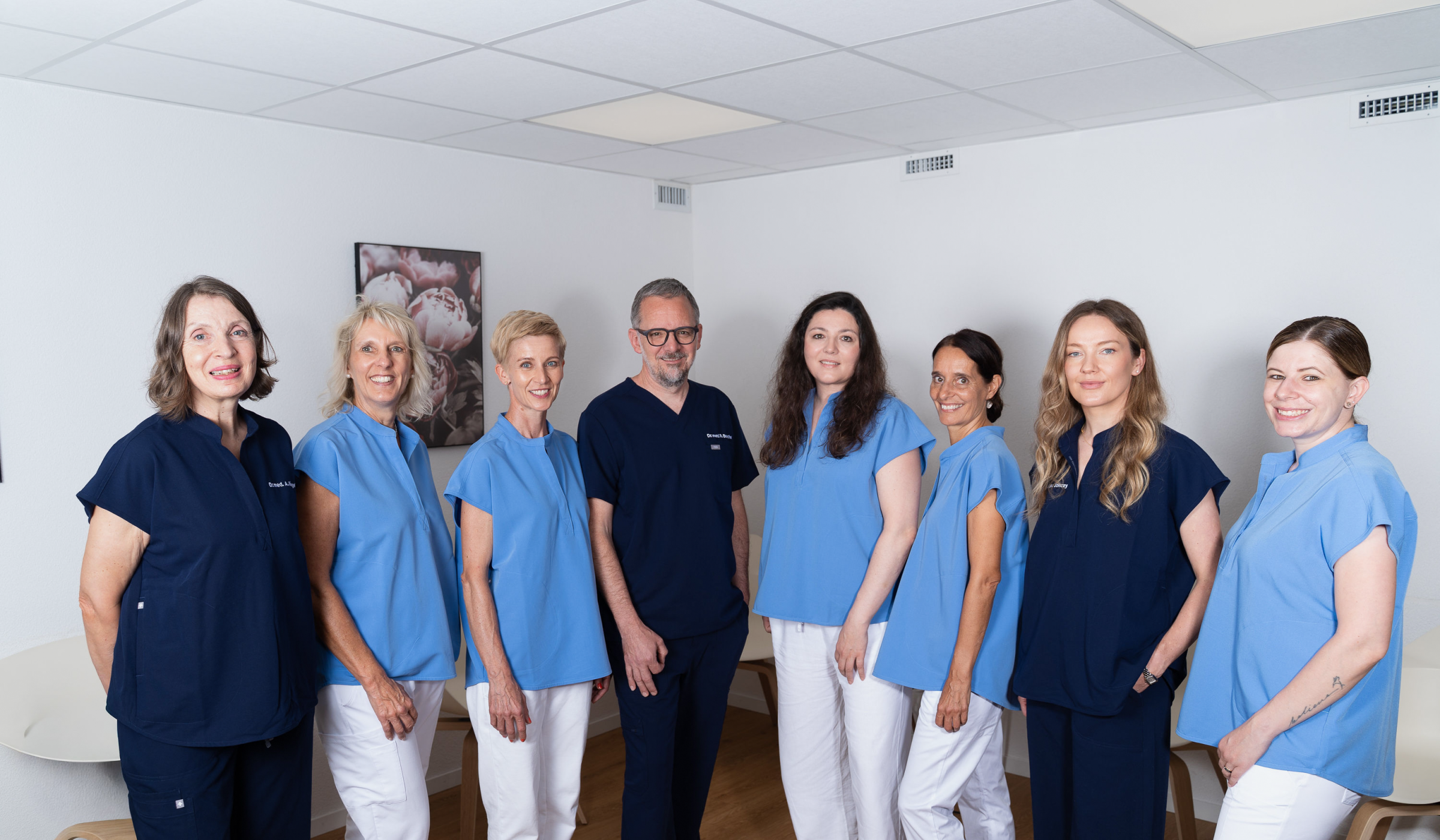 Team Gefässe im Zentrum vor der Praxis